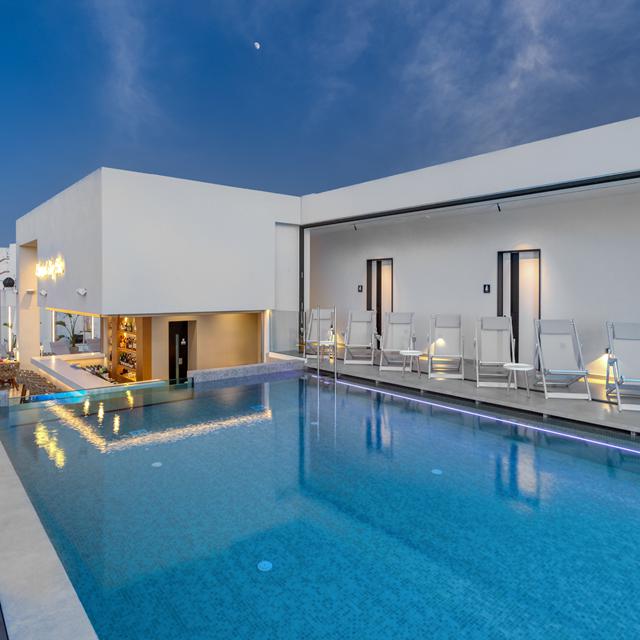 Ethereal White Hotel - Afbeelding 2