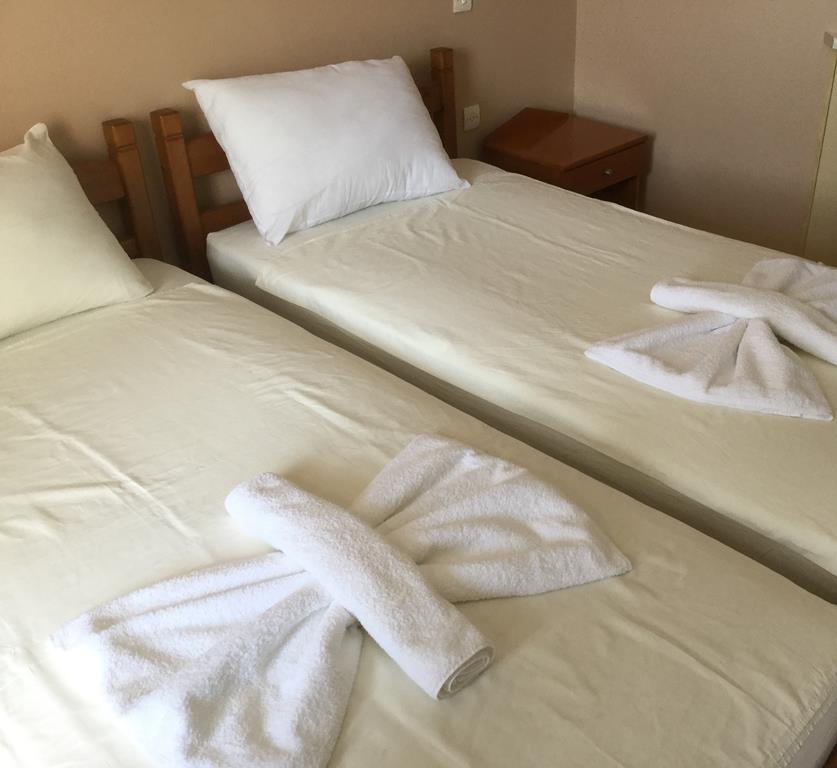 Three Dolphins - Afbeelding 2