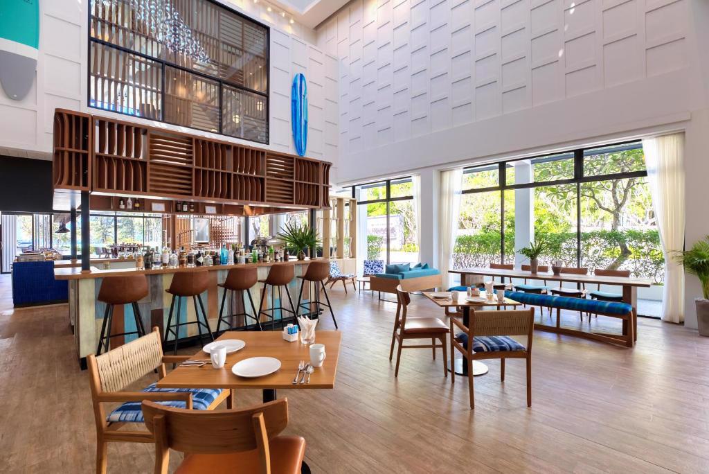 Outrigger Surin Beach Resort - Afbeelding 2